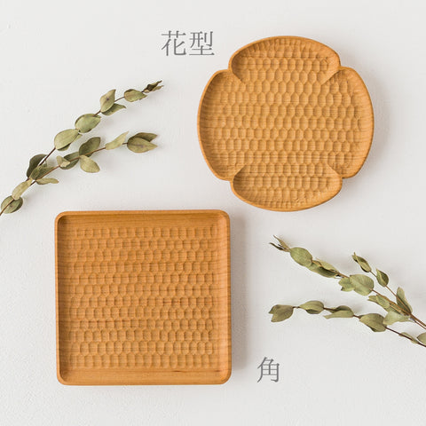 A coaster by Mr. Kazunori Gentakatsuka of the wood workshop that will make your dining table wonderful.