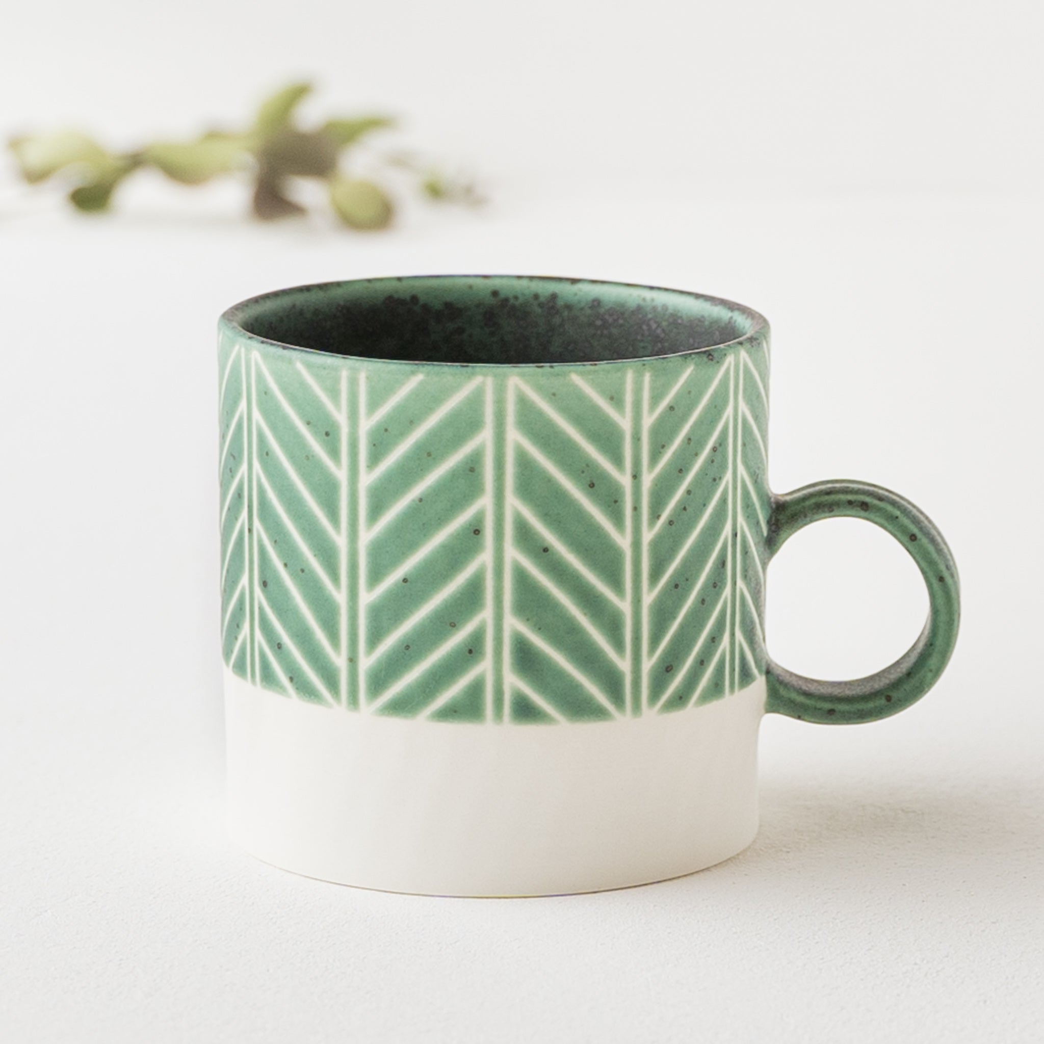 A stylish herringbone pattern mug by Yukari Nakagawa