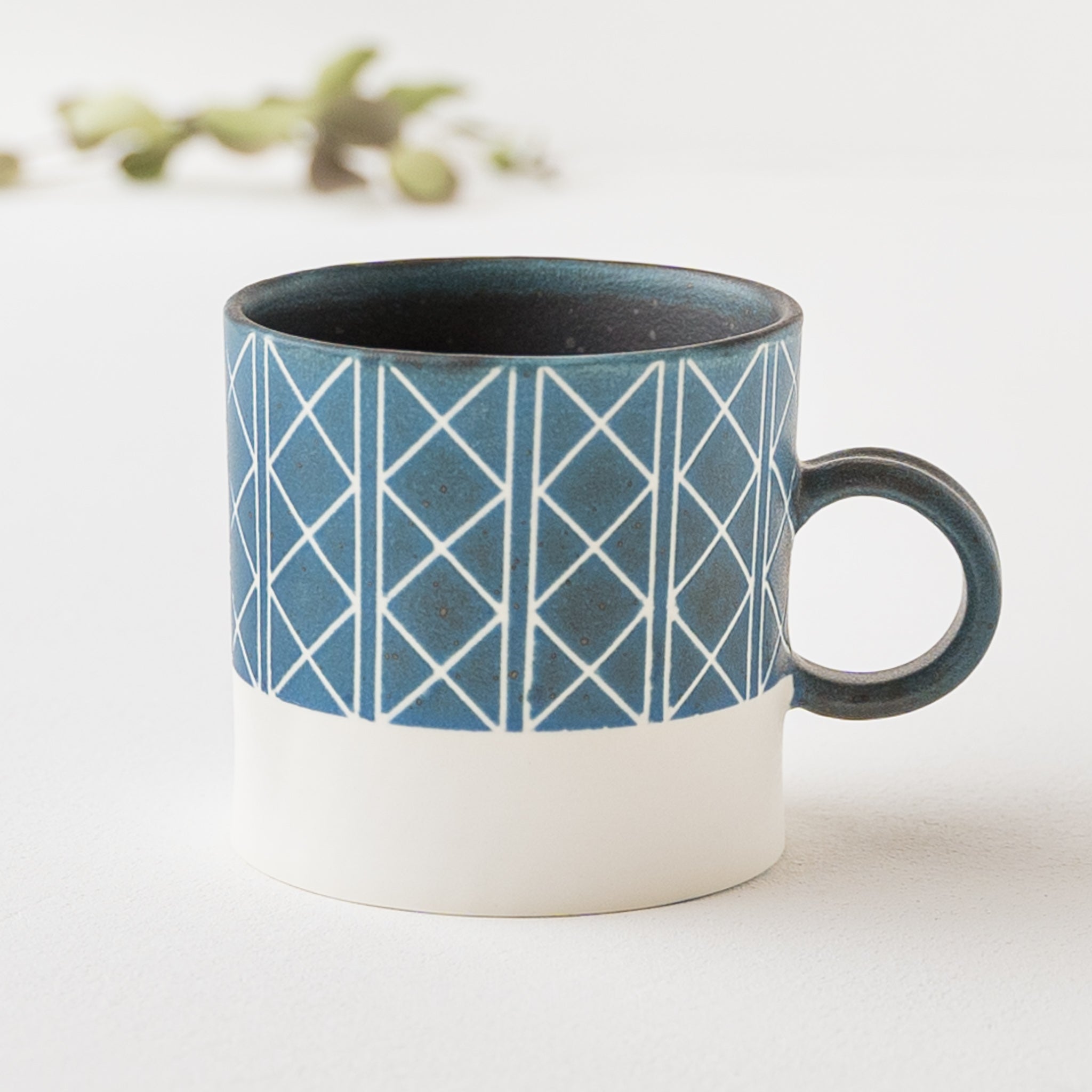 Yukari Nakagawa's mug with a stylish geometric pattern