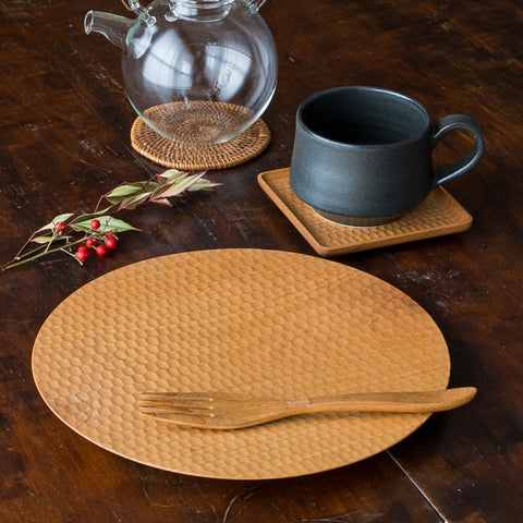 A square coaster and bread plate by Kazunori Gentakatsuka, a wood workshop where you can enjoy the feeling of a stylish cafe at home.