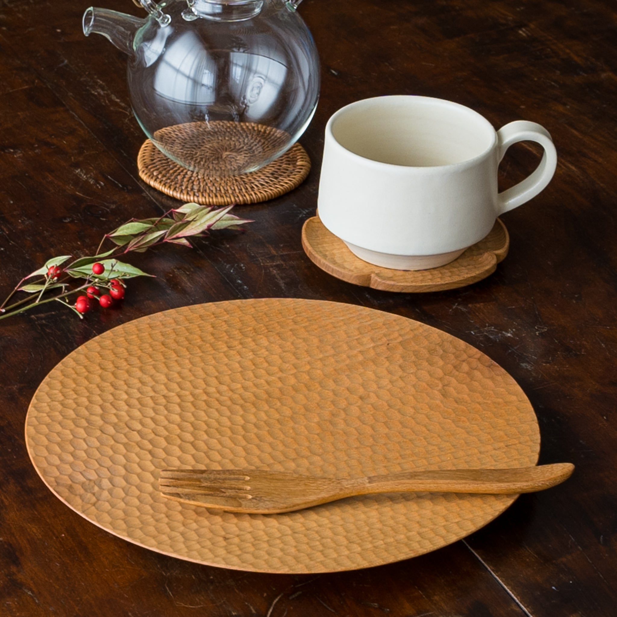 A flower-shaped coaster and bread plate by Kazunori Gentakatsuka, a woodworking workshop where you can enjoy your home cafe at your leisure