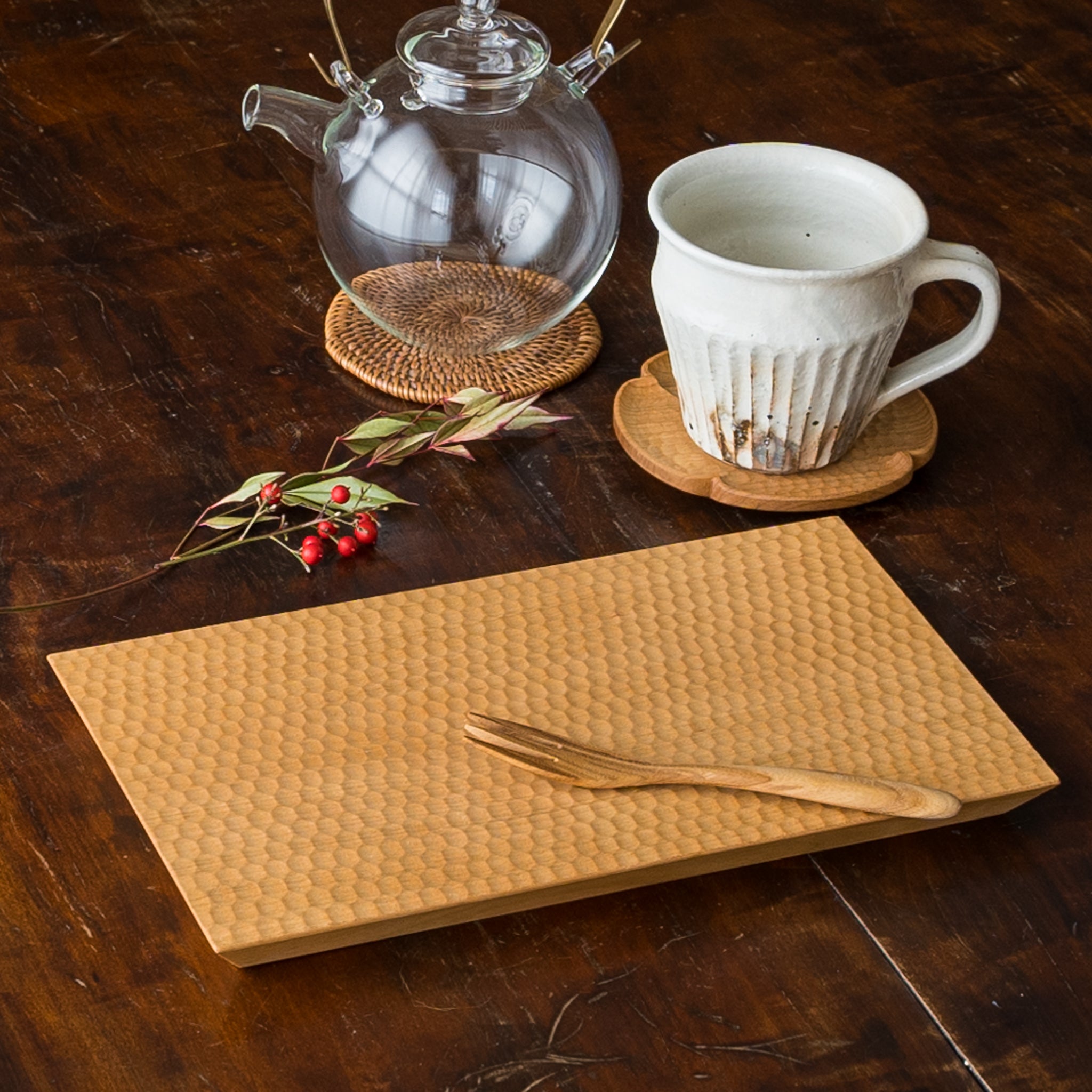 Sakura tray by Mr. Kazunori Gentakatsuka, a wooden workshop where you can enjoy snack time slowly