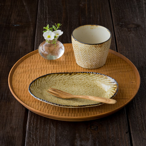 食卓を素敵に彩ってくれるツキゾエハルさんの皮鯨ヘリンボーン柄フリーカップ