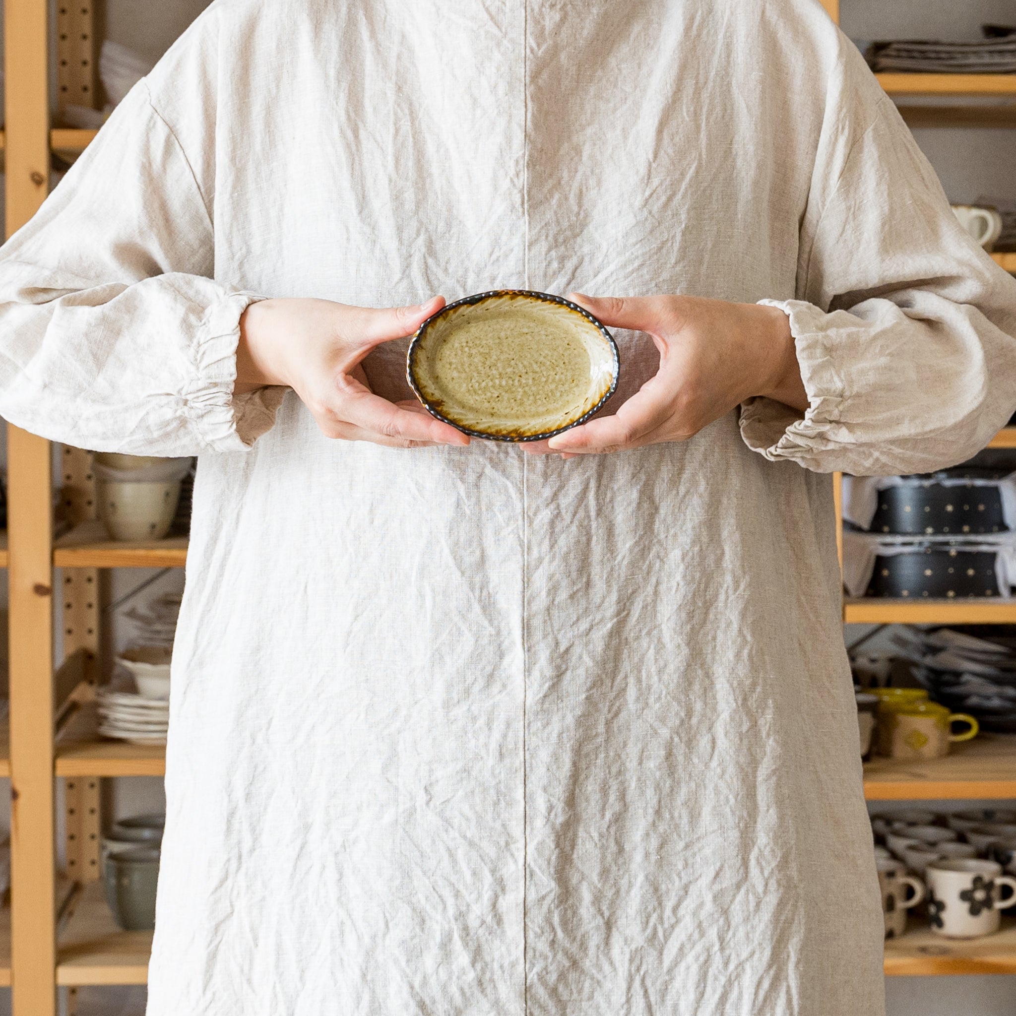 落ち着いた琥珀色が美しいツキゾエハルさんの皮鯨オーバル豆皿