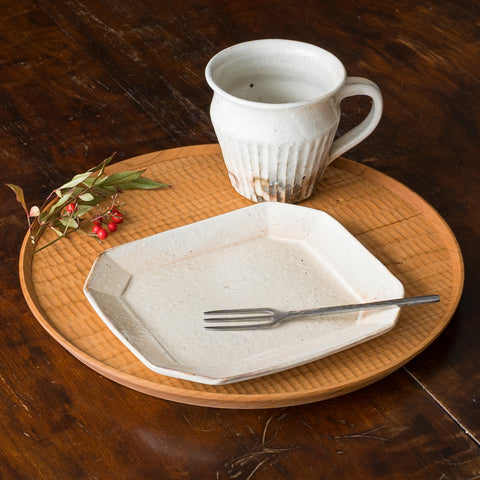 Octagonal cake plate and mug from Furuya Pottery that makes you look forward to snack time