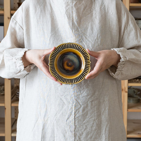 Hana Craft's Ame-glaze ring flower tray that brightens up the dining table