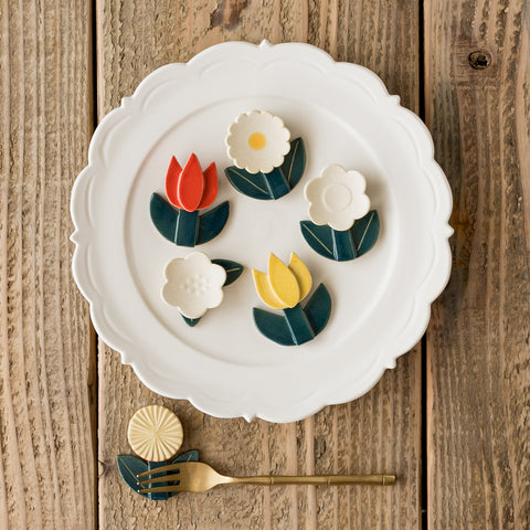 Michi Tsujimoto's dandelion flower chopstick rest will brighten up your dining table like a flower garden.