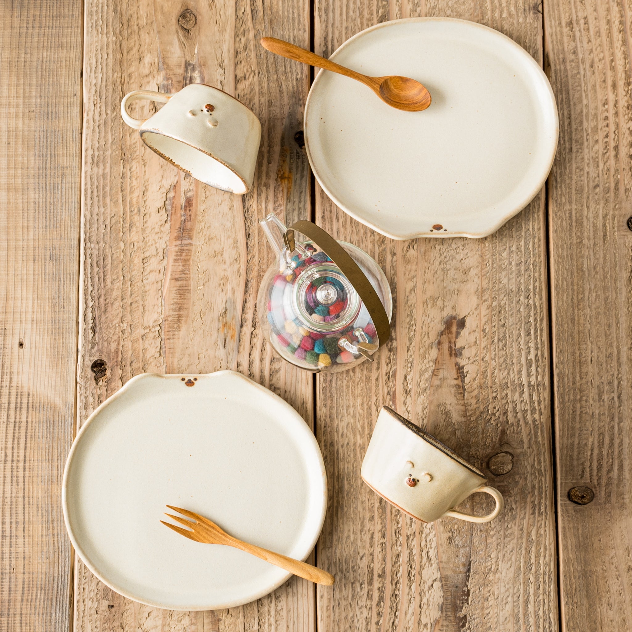 White bear plate size and white bear mug from Atelier Monoler