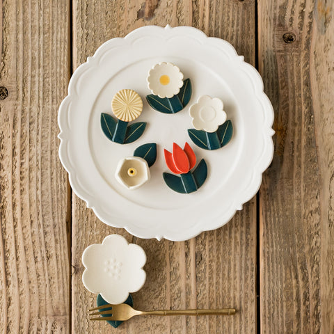 A cute white flower plate by Tsujimoto that turns the dining table into a flower garden.