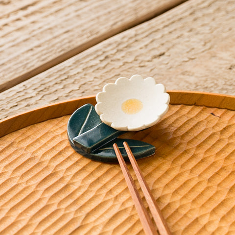 Michi Tsujimoto's daisy flower chopstick rests make you want to collect them.