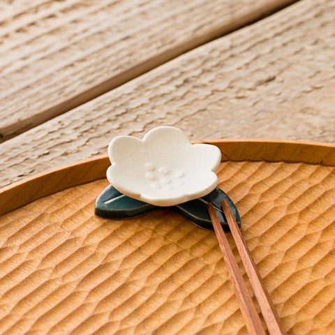 Tsujimotoji's flower chopstick rests that you'll want to collect