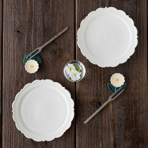 Michi Tsujimoto's daisy flower chopstick rest will transform your dining space into a wonderful atmosphere.