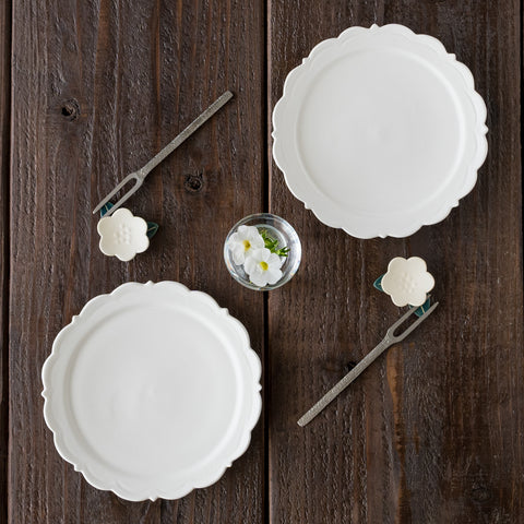 Tsujimotoji's flower chopstick rest will add cute color to your dining table.