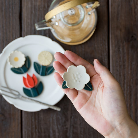 Tsujimotoji’s flower chopstick rest is so cute that you will be fascinated by it.