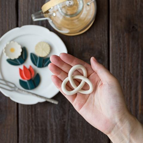 Mr. Tsujimoto's cute pretzel chopstick rest is so cute that you will be fascinated by it.