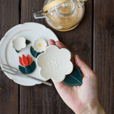 Tsujimotoji's small white flower plate is so cute that you will be fascinated by it.