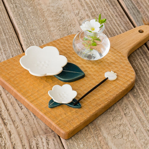 Mr. Tsujimoto's white flower plate and flower chopstick rest are perfect for entertaining guests.