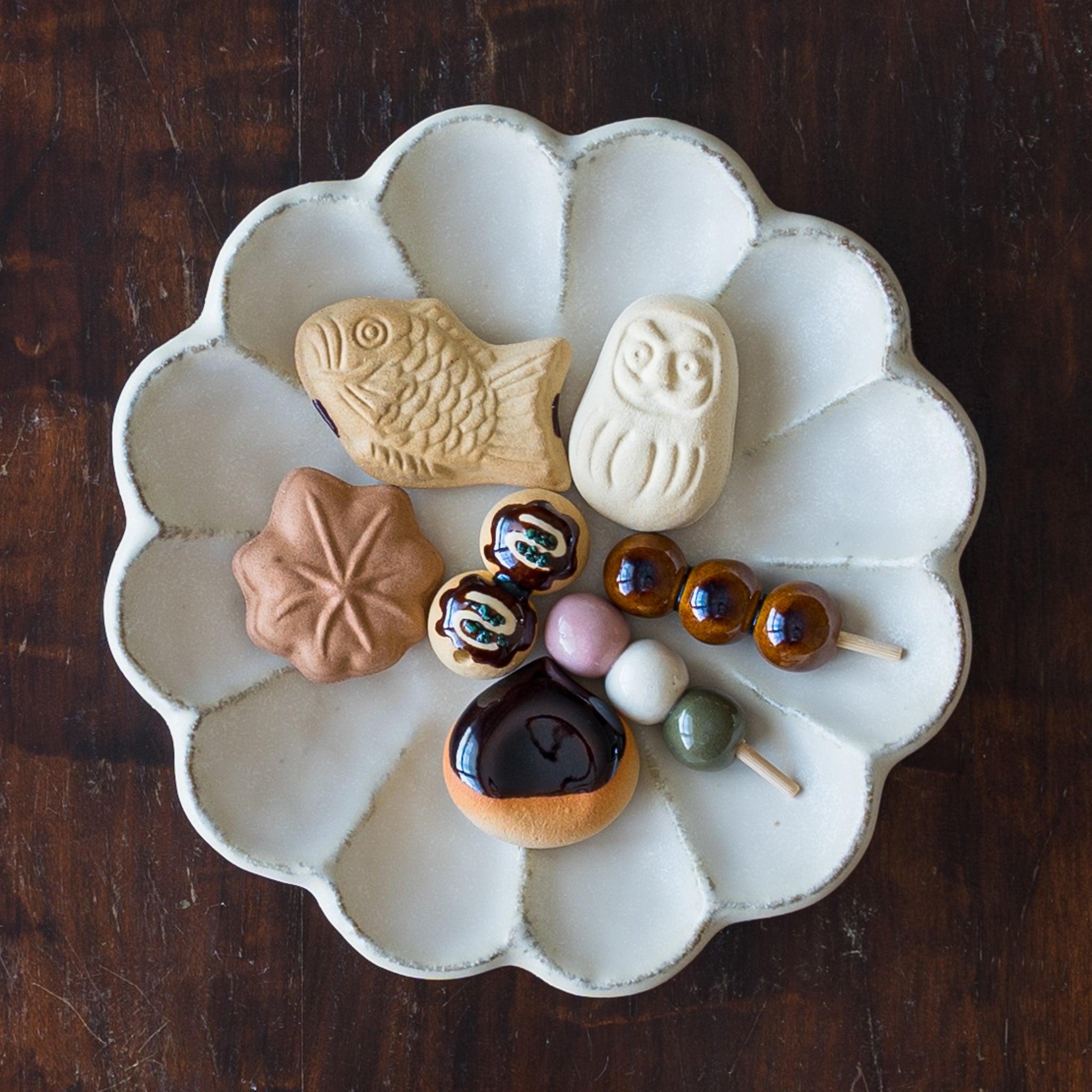 Chopstick rests from the Ihoshiro kiln Japanese confectionery series that will fill the dining table with smiles