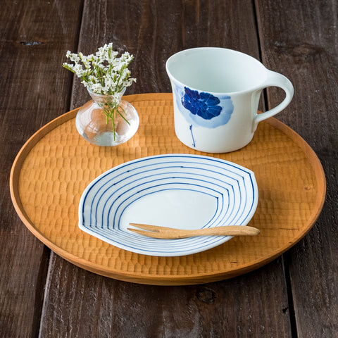 Shingama leaf plates and mugs that add color to your dining table