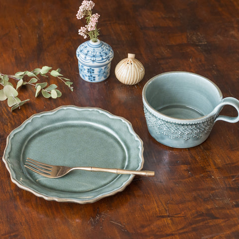 テーブルを素敵に彩ってくれるわかさま陶芸のフリル皿