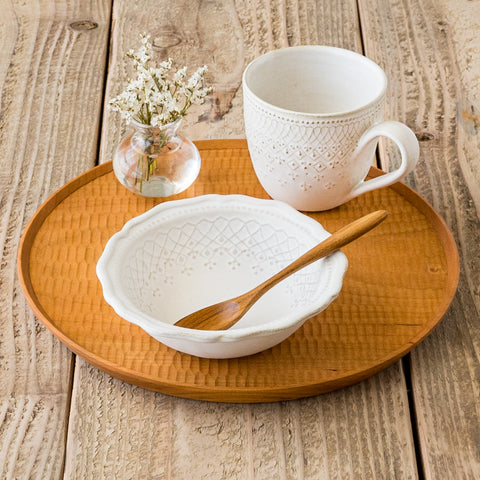 朝食のヨーグルトやシリアルにぴったりなわかさま陶芸のフレンチレースフリル鉢とマグ