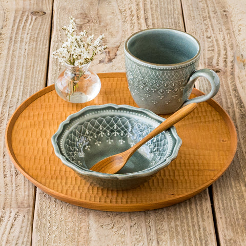 おうちでカフェ気分を味わえるわかさま陶芸のフレンチレースマグカップとフリル鉢
