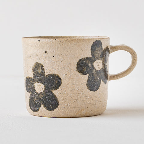 Asako Okamura's mug that is soothing with pretty flowers