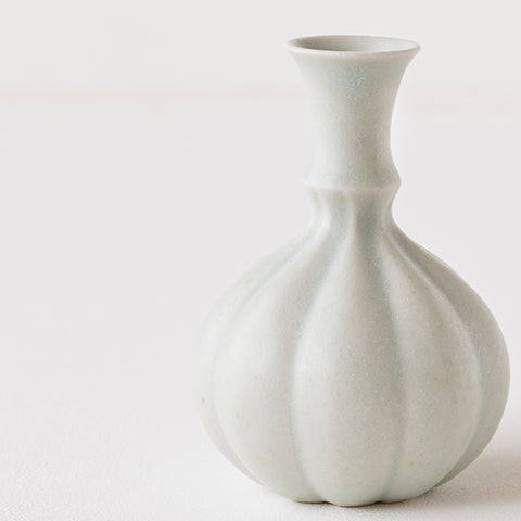 Ayako Wakana's vase center white