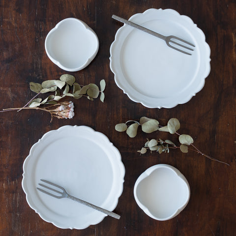 食卓が素敵に華やぐ藤村佳澄さんの5寸レリーフ皿と四つ葉ミニ小鉢
