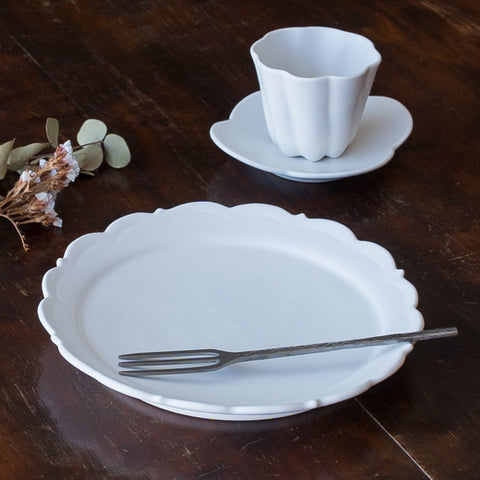 おうちカフェを優雅に過ごせる藤村佳澄さんの5寸レリーフ皿とカヌレ茶器