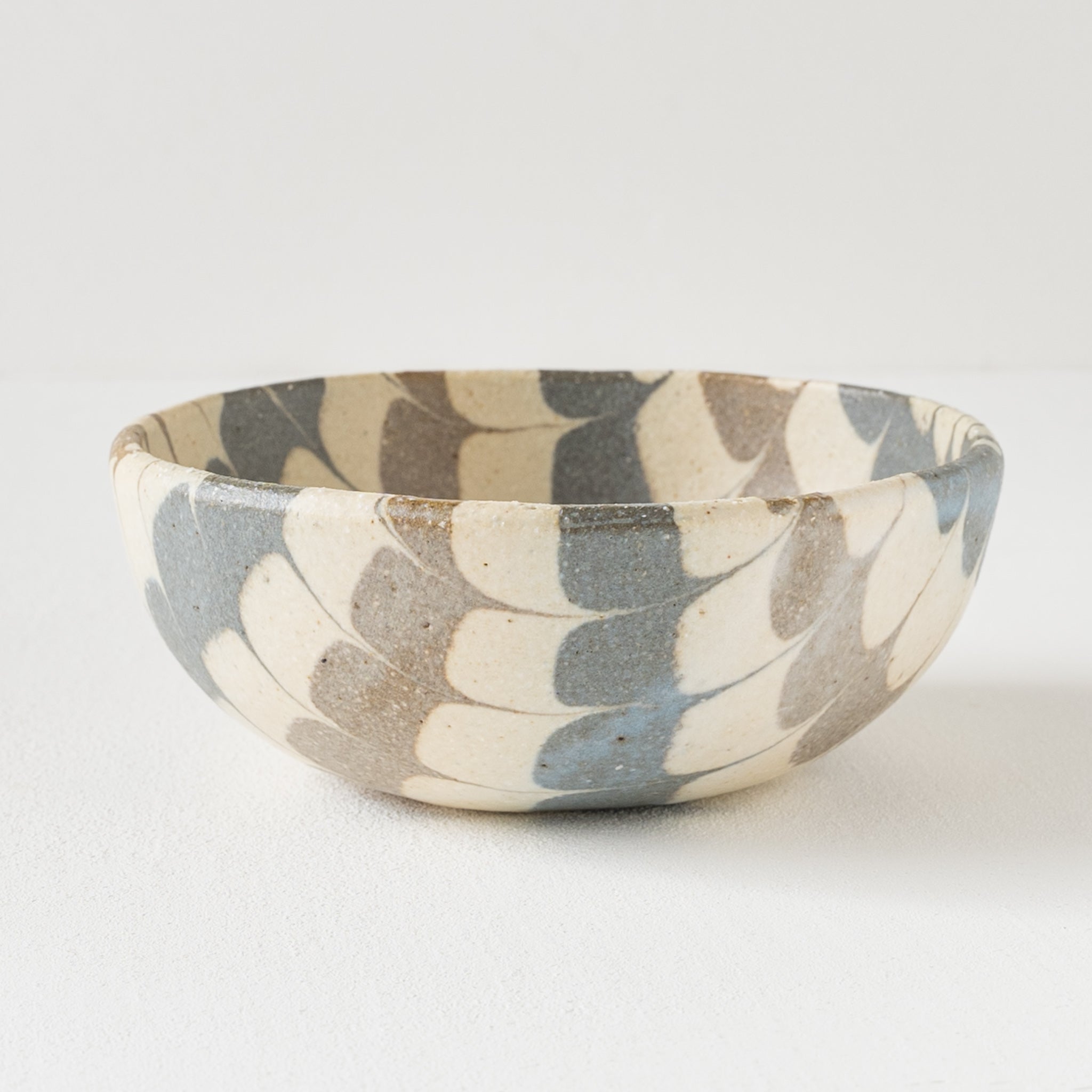 Hanako Sakashita's quail-patterned round bowl with wonderful kneading