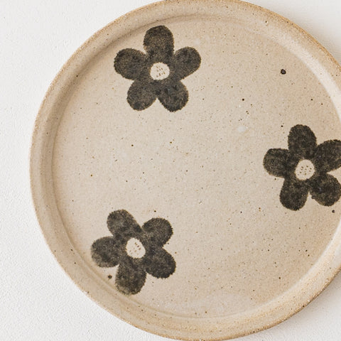 Asako Okamura's round plate that is soothing with its gentle flower pattern