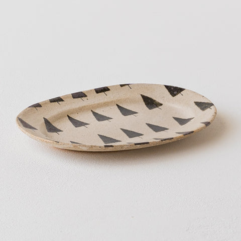 Asako Okamura's oval plate with a cute pattern like Scandinavian textiles