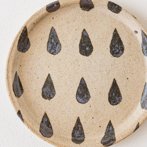 Asako Okamura's round plate with a fashionable and cute dew pattern like Scandinavian textiles