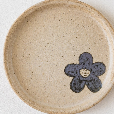 Asako Okamura's round plate with a vague flower pattern