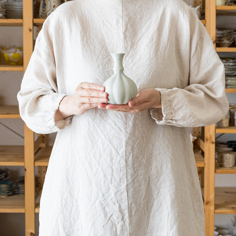 Ayako Wakana's vase center white