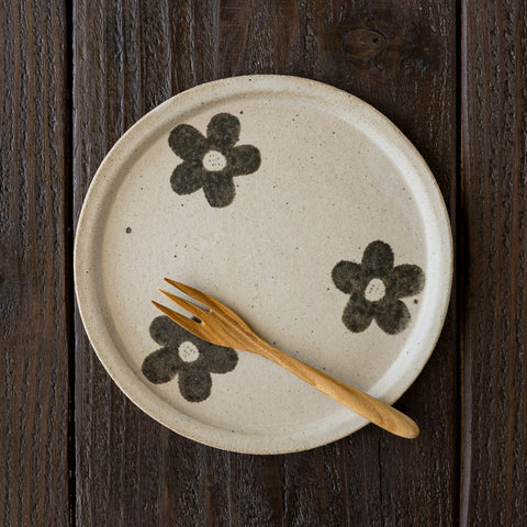 ノスタルジックな趣きを感じる岡村朝子さんの丸皿