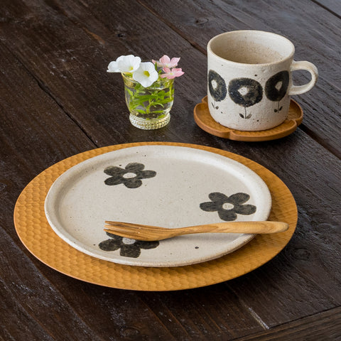 朝食やランチを素敵に彩ってくれる岡村朝子さんの丸皿とマグ