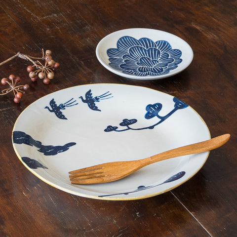 食卓を素敵に彩ってくれる吉村尚子さんの掻き落としのパスタ皿と小皿