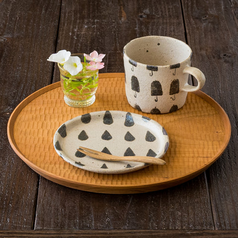 Asako Okamura's round plate and mug for enjoying snack time
