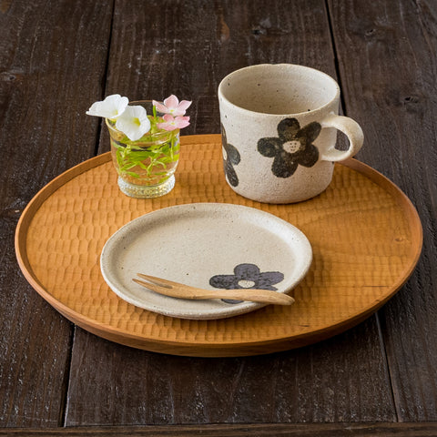 Asako Okamura's round plate and mug where you can enjoy the feeling of a cafe at home