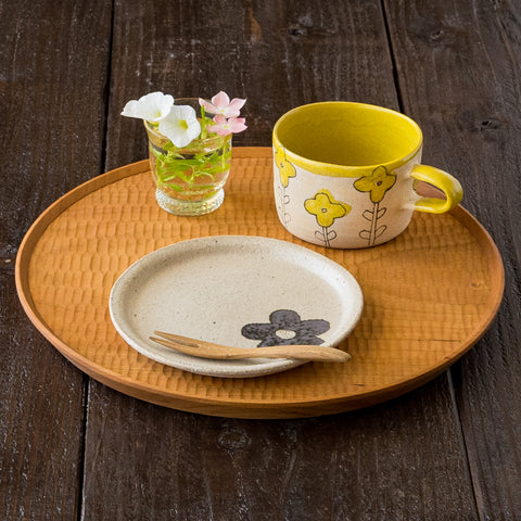 おうちでカフェ気分を楽しめる岡村朝子さんの黄花のマグと丸皿