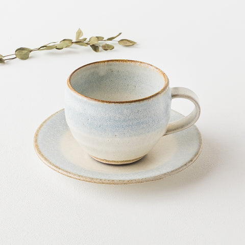 Hiromi Oka's round mug and 5-inch plate with gentle colors that make you feel at ease