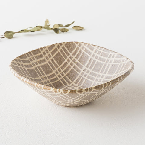 Hanako Sakashita's kneaded square bowl with stylish and cute gingham check