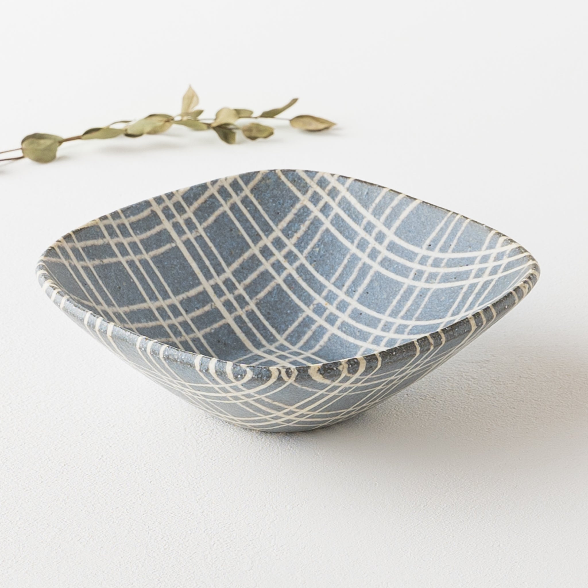 Hanako Sakashita's corner bowl with a stylish kneaded pattern