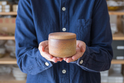 川尻製陶所の筒形がおしゃれな砂糖壷