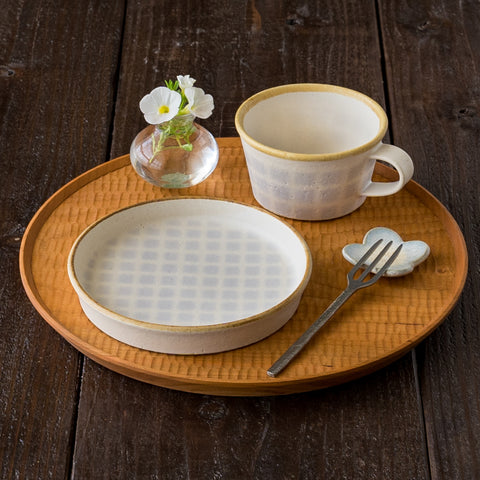 おうちでカフェ気分を楽しめる岡洋美さんの格子柄の5寸皿とスープカップ