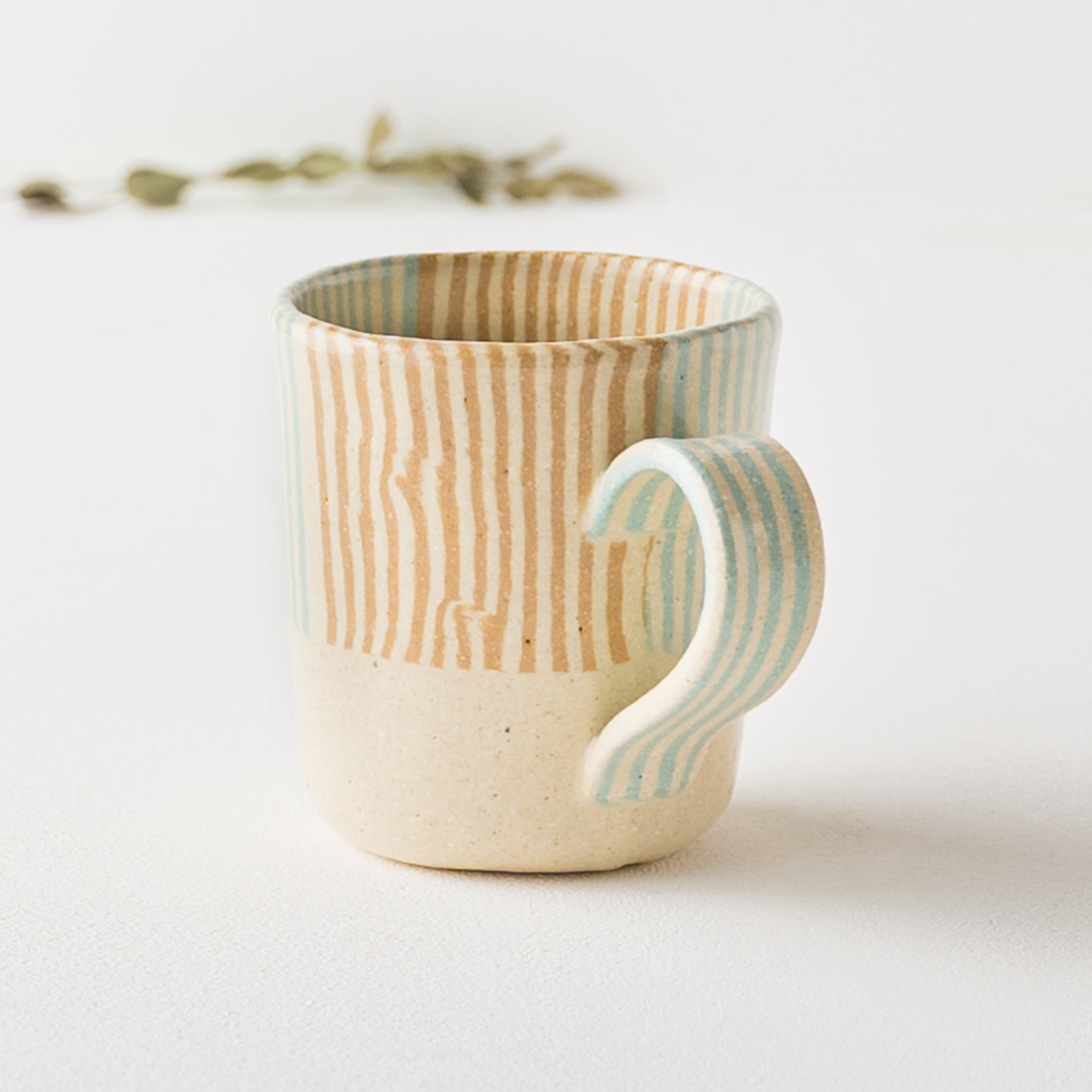 Hanako Sakashita's kneaded mug with stylish and cute staggered lines