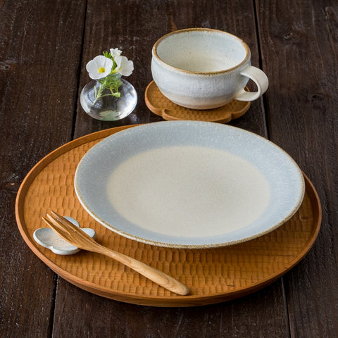 食卓が爽やかで涼やかになる岡洋美さんのブルーの7寸皿とスープカップ