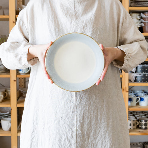 食卓に爽やかな風を運んでくれる岡洋美さんのブルーの7寸皿